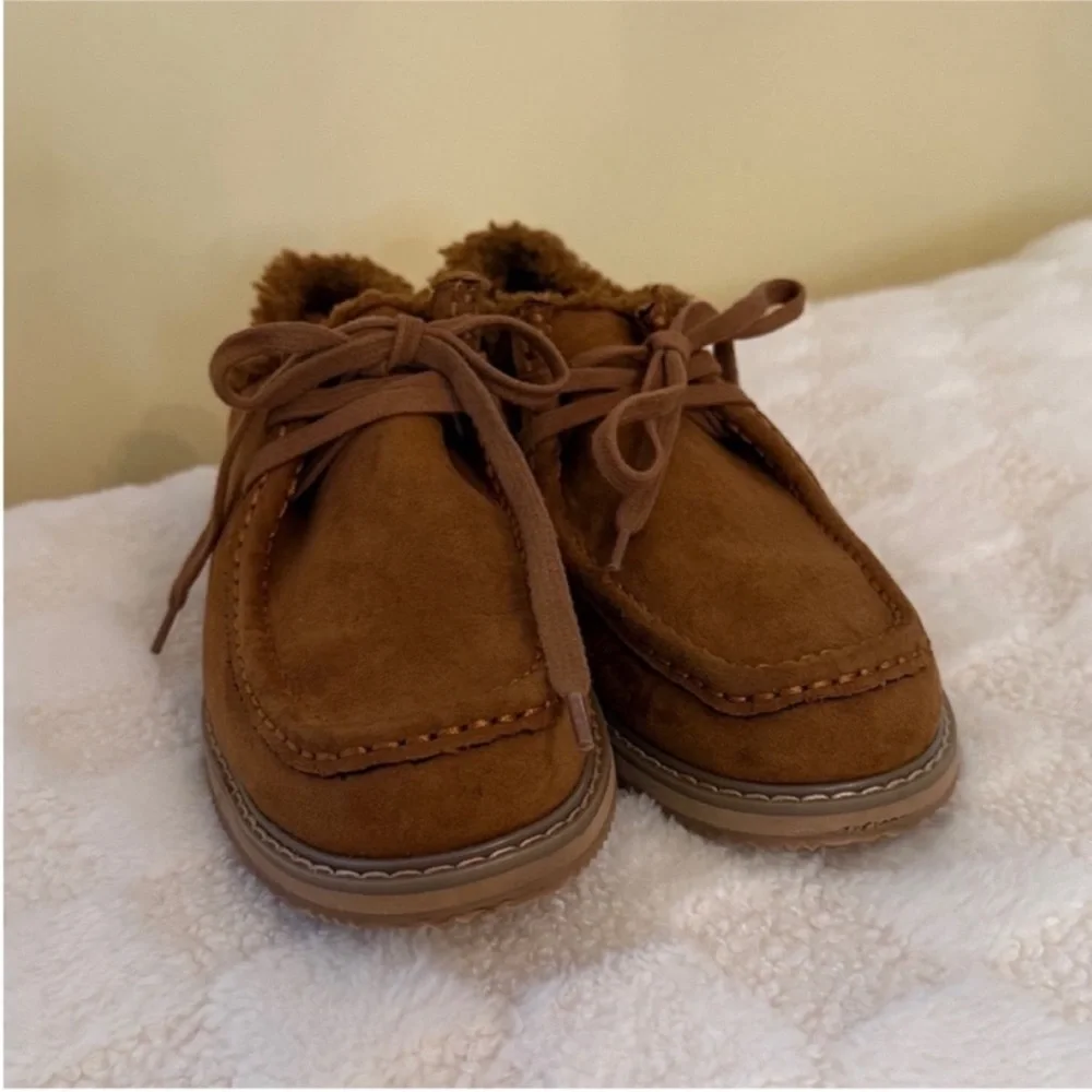 GAP Boys Size 5 Brown Suede Moccasin Shoes Faux Fur Lined Lace-Up EUC